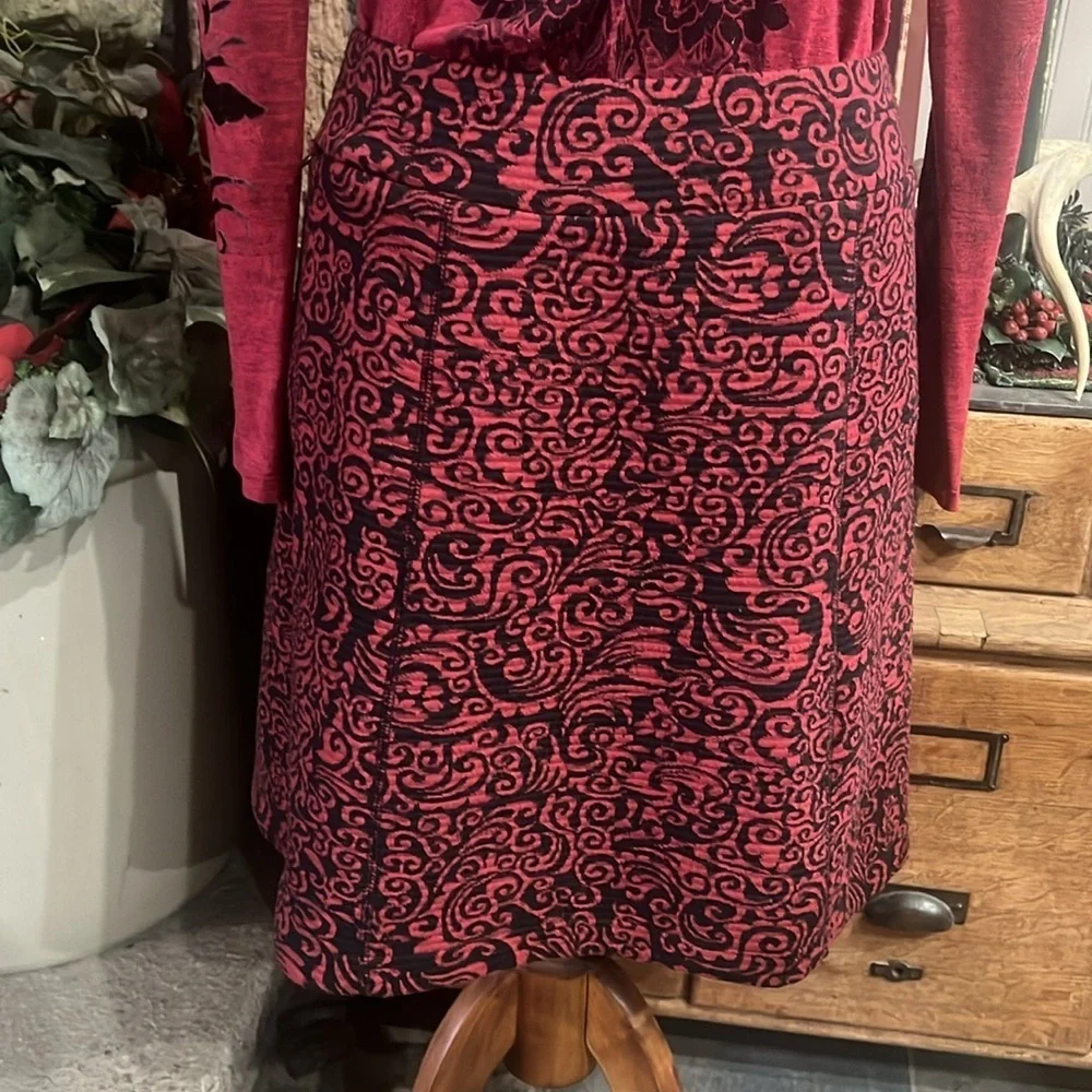 Bundle: Outfit Sahalie Skirt/ est.1962 Sweater